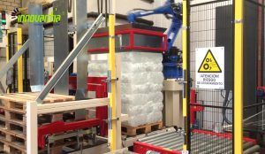 apilado sacos hielo robot 300x174 - Automatización y robótica industrial | Línea de paletizado de sacos de hielo.
