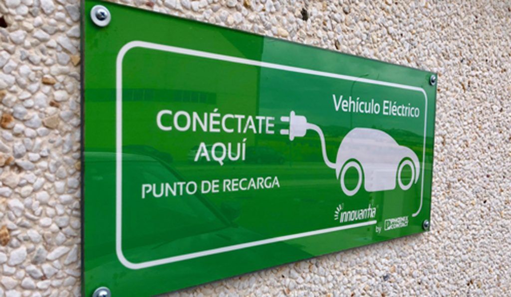 recarga coche electrico 1024x596 - Comprometidos con una movilidad limpia: para carga de vehículos eléctricos